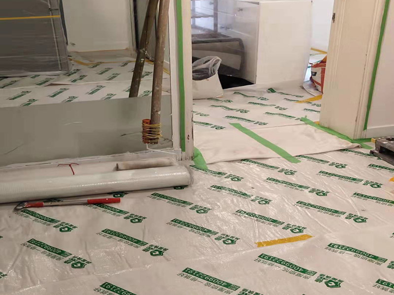 全屋地面保護案例:瓷磚、地板的鋪貼保護 瓷磚、地板的鋪裝，也屬于基礎(chǔ)裝修部分，經(jīng)常發(fā)現(xiàn)瓷磚施工時和施工后都沒有做成品保護工作，具體的表現(xiàn)有：瓷磚邊鋪邊勾縫、在剛鋪的瓷磚、地板上堆放雜物、剛鋪的瓷磚就在上面走動踩踏、地面瓷磚、地板沒有使用成品保護膜覆蓋等，這些都會影響瓷磚的鋪貼效果，造成瓷磚的施工質(zhì)量問題。建議： 1、墻地面瓷磚，在鋪貼未干固的情況下，不要急于勾縫，以免人為的造成瓷磚松動、高低不平，影響施工效果。 2、地面瓷磚干固前，不要在上面走動、堆放雜物，以免造成瓷磚松動、高低不平。 3、地面瓷磚鋪貼完后，使用成品保護膠覆蓋磚面，既可以防止裝修時的沙子磨傷地面，同時也能有效的防止油漆涂料等有色液體滴落磚面，造成地面污染。