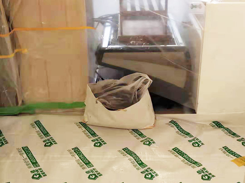 全屋地面保護案例:瓷磚、地板的鋪貼保護 瓷磚、地板的鋪裝，也屬于基礎(chǔ)裝修部分，經(jīng)常發(fā)現(xiàn)瓷磚施工時和施工后都沒有做成品保護工作，具體的表現(xiàn)有：瓷磚邊鋪邊勾縫、在剛鋪的瓷磚、地板上堆放雜物、剛鋪的瓷磚就在上面走動踩踏、地面瓷磚、地板沒有使用成品保護膜覆蓋等，這些都會影響瓷磚的鋪貼效果，造成瓷磚的施工質(zhì)量問題。建議： 1、墻地面瓷磚，在鋪貼未干固的情況下，不要急于勾縫，以免人為的造成瓷磚松動、高低不平，影響施工效果。 2、地面瓷磚干固前，不要在上面走動、堆放雜物，以免造成瓷磚松動、高低不平。 3、地面瓷磚鋪貼完后，使用成品保護膠覆蓋磚面，既可以防止裝修時的沙子磨傷地面，同時也能有效的防止油漆涂料等有色液體滴落磚面，造成地面污染。