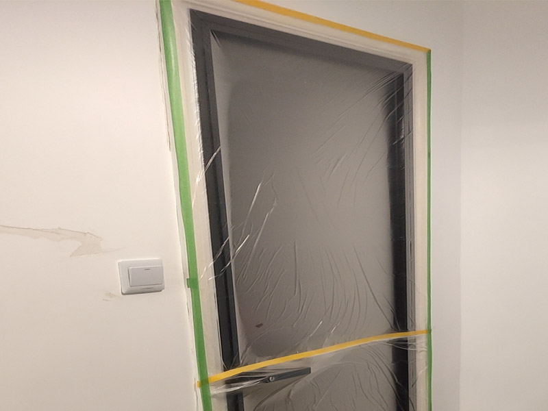 全屋地面保護案例:瓷磚、地板的鋪貼保護 瓷磚、地板的鋪裝，也屬于基礎(chǔ)裝修部分，經(jīng)常發(fā)現(xiàn)瓷磚施工時和施工后都沒有做成品保護工作，具體的表現(xiàn)有：瓷磚邊鋪邊勾縫、在剛鋪的瓷磚、地板上堆放雜物、剛鋪的瓷磚就在上面走動踩踏、地面瓷磚、地板沒有使用成品保護膜覆蓋等，這些都會影響瓷磚的鋪貼效果，造成瓷磚的施工質(zhì)量問題。建議： 1、墻地面瓷磚，在鋪貼未干固的情況下，不要急于勾縫，以免人為的造成瓷磚松動、高低不平，影響施工效果。 2、地面瓷磚干固前，不要在上面走動、堆放雜物，以免造成瓷磚松動、高低不平。 3、地面瓷磚鋪貼完后，使用成品保護膠覆蓋磚面，既可以防止裝修時的沙子磨傷地面，同時也能有效的防止油漆涂料等有色液體滴落磚面，造成地面污染。