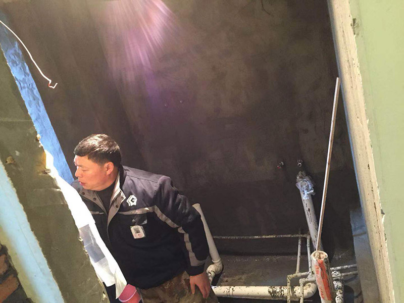 廁所墻面防水：1、假如衛生間墻面防水高度做的太低，長期的沐浴會成才墻體浸透、容易造成墻體發霉，墻面脫落，失去防水性能。 2、一般非淋浴墻的高度是1.5米左右就好，但是為了強化防水的作用，也可以做高到1.8米，但是這樣成本要高，然而對于衛生間的改造的輕墻體，最哈把防水高度做到頂部。 首先要找平，如果是要更換衛生間瓷磚，要將原來的瓷磚砸掉之后，在用水泥砂漿把地面找平，然后在做防水出來，這樣就可以避免防水涂料太薄造成漏水。在做防水時接縫處要刷到位，衛生間墻面之間的接縫要以上下水管道地面的接縫是最容易出現問題