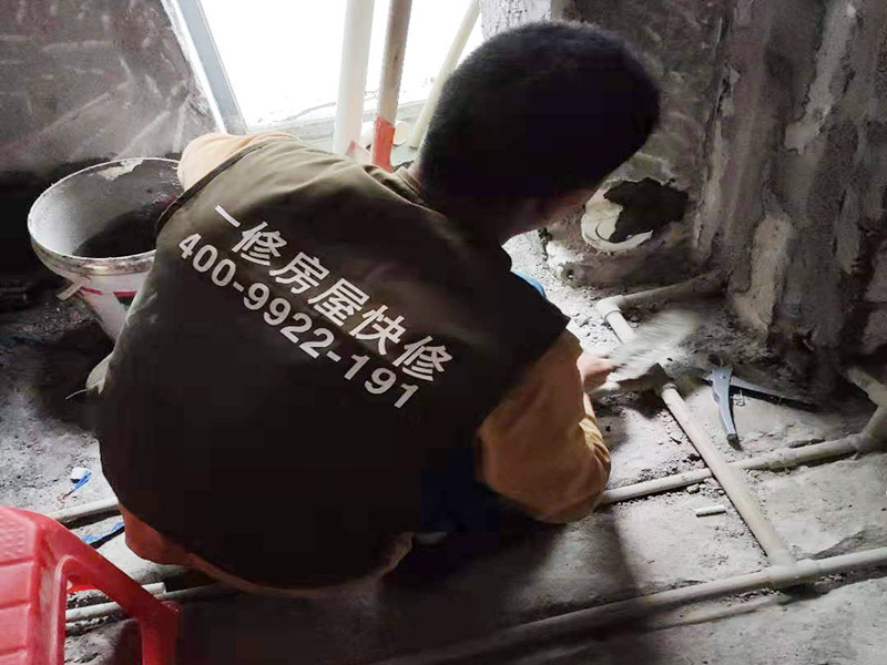 衛生間裝修:衛生間的整體設計，必須要結合水路與電路的安全性等基本的條件，這其中水電路改造，防水工程的施工，這就是幾個必須要考慮的基礎工程。而先進行水電路改造，必須要考慮安全實用的標準，接下來就是做防水，衛生間裝修步驟的基礎工程，要求高端才是足夠。 衛生間的基礎工程完成之后，就要考慮主體工程，那就是墻地磚與吊頂，這些主體工程建設的過程中，可以是整體設計的亮點，也是土建主體的嚴謹性的標準。衛生間裝修步驟主體工程墻地面與吊頂，有了基礎，主體施工開始，必須要講究嚴謹的流程，才能效果更好。