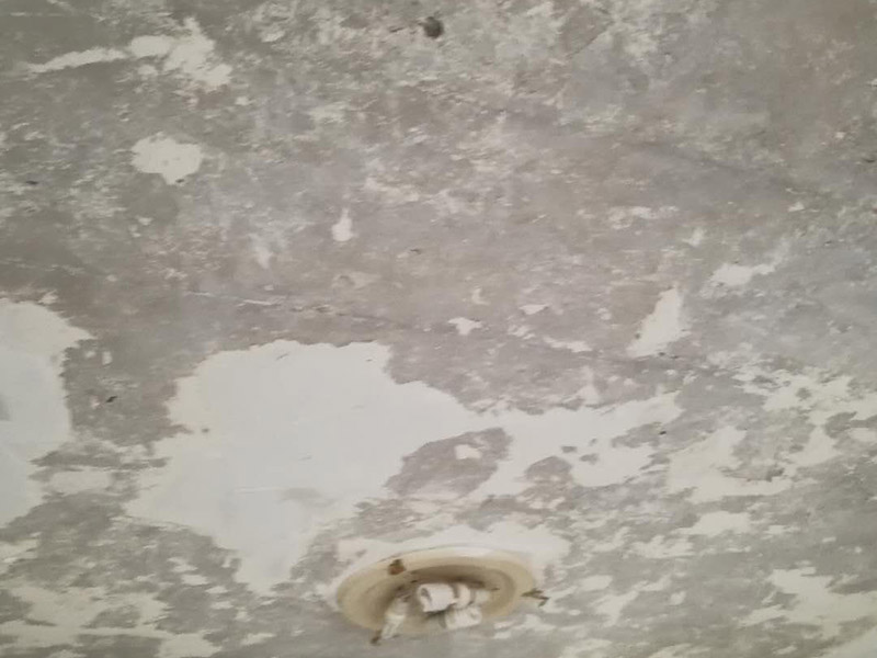 天花板鏟除翻新:1.舊墻的基本處理、舊墻的基本處理主要指清除墻面的原有裝修和裝飾。一般包括墻面原有的乳膠漆和膩子層的鏟除、木裝修、其它表面裝飾物(如壁紙)的拆除等。如果只裝修了一兩年的墻面，墻體的耐水膩子可以不必完全鏟除，用鋼刷和砂紙打磨墻面后即可重新涂刷乳膠漆。裝修時間較長的則需要將膩子層完全鏟除，重新刷上膩子再進行其他工序。 2.清理墻面、舊墻面在翻新前一定要做墻面基底處理，粉化嚴(yán)重的要全部鏟除，鏟除后抹上一層白水泥。原來墻面過于光滑、刷過油漆的鏟除后還要做打磨處理，把粘結(jié)不牢的表皮去掉，便于新涂料和墻體粘結(jié)。 3.涂刷底漆、墻面底漆的作用是抗堿防潮、封固基材、保護面漆，提高面漆的質(zhì)感和遮蓋力。對于老房翻新，墻面一定要做底漆，如果沒有刷底漆就直接上面漆的話，時間一長墻面容易起泡、發(fā)霉，太陽照曬時間長了也容易變色。 4.大面積修補、已經(jīng)上好面漆的墻面要修補會比較麻煩，容易產(chǎn)生色差，材料的使用時間不同，質(zhì)量也難以保證，很難達到理想效果。所以墻面的修補最好是整塊墻面，或是盡可能地選擇較大面積進行修補，這樣可以盡量避免產(chǎn)生色差，修補后的質(zhì)量也更好。 5.防色差、墻面色差是修補墻面時需要盡量避免的。為此，應(yīng)該注意按照油漆桶的說明配比、涂刷，最好估算好用量。一次準(zhǔn)備足夠的量，這樣能保證墻面顏色一致，也能避免用量不足重新調(diào)配出來的顏色有差異。