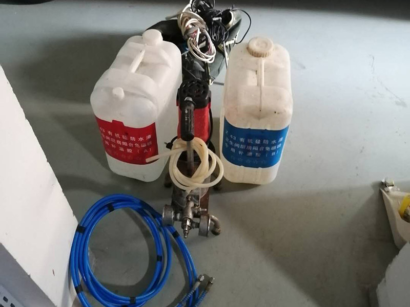 漏水維修材料入場:材料購買以后，購買方就需要通知合同的另一方準備對材料進行驗收。而且這個驗收最好是安排在材料進場時立即進行。所以，約定驗收時間非常必要。以免出現(xiàn)材料進場時，另一方?jīng)]有時間對材料進行驗收，影響施工進度。