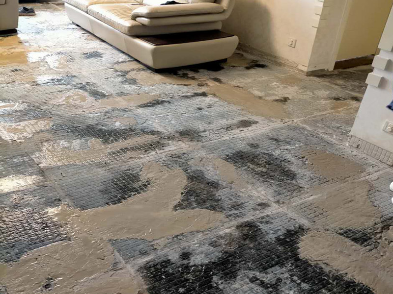 全屋地磚拆除裝修：就要先從撬開大門口的那塊地磚開始，因為那塊磚是有一邊露在外面的，比較容易撬開。再用扁的鑿子一片片的往里撬，如果水泥砂漿做得不是特別牢的話，可以用錘子把扁鑿敲進地磚和水泥地面中間的縫隙里的，那樣就能把地磚整塊的撬起來。如果是地面的中間某一塊瓷磚想換掉就用錘子從正面敲碎地磚，然后將碎渣清理出來。