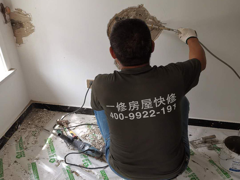 墻內(nèi)管道打壓維修:首先根據(jù)施工圖看水管走向，如果漏水的位置后面埋有水管，可以先把家里面的水閘關(guān)掉，放干龍頭里面的水，如果一段時(shí)候后發(fā)現(xiàn)墻面水跡不見了，證明是水管出現(xiàn)問題。 如果是請(qǐng)的專業(yè)的維修師傅，可以讓師傅用打壓機(jī)直接打壓檢測(cè)，若確定是墻內(nèi)水管漏水，就可以直接鑿開墻壁找水管漏點(diǎn)。 可以先截?cái)嗨矗缓髮邓苈┧c(diǎn)的墻面開鑿，找到漏水的部分，先用小鋼鋸把漏水的地方鋸掉，注意鋸口要平。用砂紙把新露出的端口輕輕打磨，然后用接口套住，將備換的新管對(duì)準(zhǔn)接口口子，注意要對(duì)直。然后用熱熔器對(duì)新管道進(jìn)行熱熔連接。 或者是將鋸掉的管道清理干凈，用專用膠水涂在端口上，稍微晾一會(huì)兒;趁此時(shí)在“竹節(jié)”接頭內(nèi)涂上膠水。把端口和“竹節(jié)”連接，然后反復(fù)轉(zhuǎn)動(dòng)，直到牢固。同樣的方法去連接另一端。最后在接縫處再涂適量的膠水，確保不滲漏。