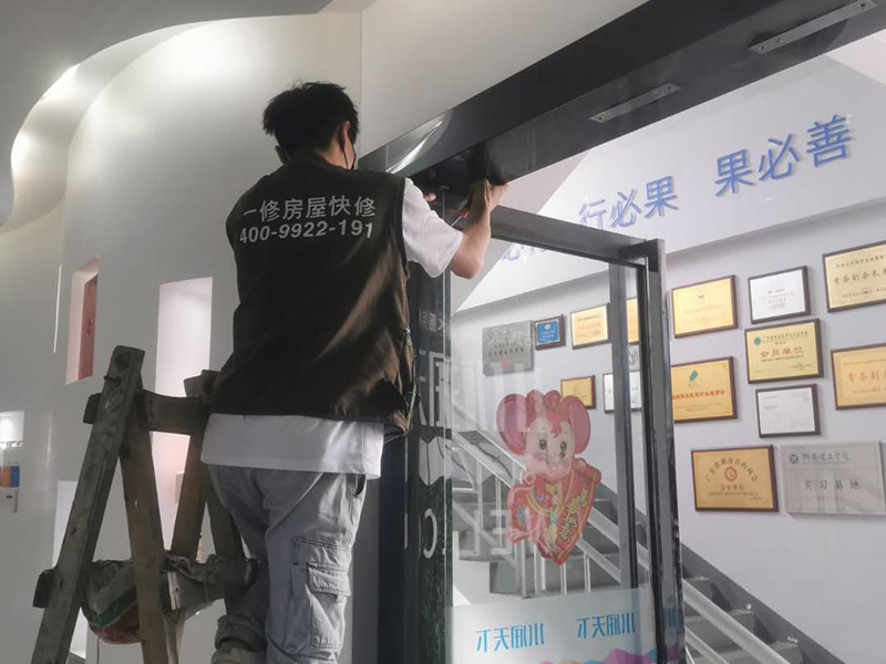 商鋪玻璃門維修：輪滑乃玻璃門的重要零部件，需進行定期檢查，若發生故障，不僅使用不便，還會發出噪音。那此時需檢查好輪滑的損壞情況，看其程度嚴不嚴重，若不可使用，則可把有問題的部位給更換掉，或直接換掉整個輪子，使玻璃門恢復到正常工作狀態。 玻璃門使用久了，其門扇或多或少也會出現一些小小的問題，有時候可能會感覺到很鈍感，通常是彈簧發生了問題，那么只需更換一個承重性較好的彈簧即可。有的時候還會發出異響，玻璃門的靈活性下降，那及時找出有故障的部分，將其更換掉，以確保正常的使用性。 在排查以后要是發現玻璃門沒有部位出現問題，就單單有卡頓情況，那要考慮一下是不是有東西掉到門道里面了。可以把玻璃門里的異物給統統清理出來，在修理的時候，檢查好玻璃門的部件，看其損壞的部位，需不需要更換上新配件。