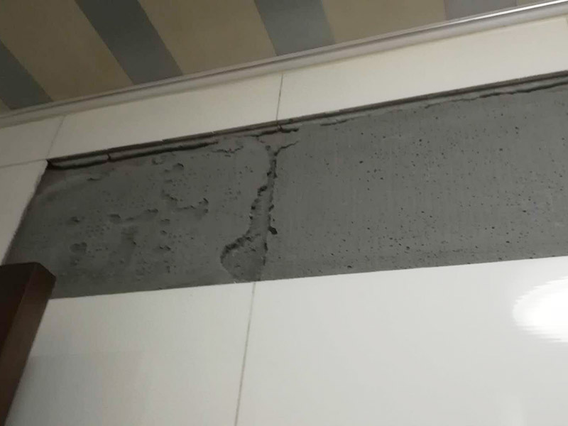 墻磚及門框修復：1、門套安裝后與墻體的縫隙小于5公分，用發泡膠填充縫隙，再用防水膠敷好，既能填好縫隙，還能保證不會滲水； 2、縫隙很大，選擇在縫隙處填磚或者敷水泥漿，保證墻體與門縫隙填的結實不透。安裝完后的補救辦法，在測量時把握好尺寸，盡量保持縫隙在1-2公分以內。 3、看門的尺寸是否符合標準，門套與墻面縫隙平均在2.公分及以內的，門洞并不標準規則，調整門的安裝誤差。平均縫隙超過2.5公分就是測量尺寸有誤差。
