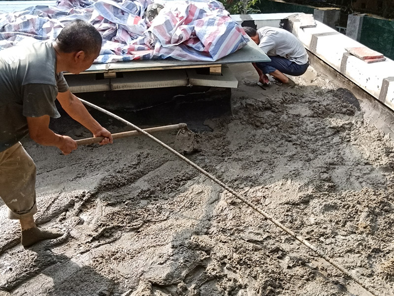 屋頂水泥找平案例：清掃鏟除基層板面的灰疙瘩;沖洗掃刷干凈；拉坡度排水線，做好標準坍餅，按規定立好分格(分隔縫木條必須浸濕，也可用塑料條)。在板面刷1：4：10的107膠：水：水泥的水泥漿一度。嚴格按規定配合比計量攪拌砂漿，砂漿要隨拌隨用，拌好的砂漿必須在3h內用完。施工順序：有高低層的要先粉高層后粉低層，在同一平面要先粉遠的，后粉近的。，一個分倉內的砂漿要一次鋪足，不準留施工縫，用長括尺刮平拍實，收水后壓實抹平。分二次抹壓，表面無凹凸不平的溝縫、洼坑、麻面和剝離，要保持分格縫周邊的平整。隔12h后充分濕養護，養護一般不小于7d，冬期要做好保暖防凍工作，最好在終凝時噴灑養護液。