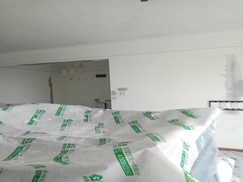 家具成品保護:各類裝修物料的進場、建筑裝修垃圾的清理都必須經過入戶門。在對物品進行搬運時，難免會與入戶門發生磕碰及摩擦。因此，在進行成品保護時，我們首先要做好入戶門的保護。 水電改造是基礎裝修，水電裝修的質量好壞，直接決定著后期的施工和使用。因此，在進行水電改造時，同樣需要做好成品保護工作。水電改造完成后，應當對各種管線進行規范的固定，以防脫落;對裸露的線頭要進行包裹，以防發生觸電的危險;做好地面裸線管的固定和保護，防止被踩壞。同時，在搬運物料時，也不要破壞地面鋪設的管線。 進行裝修施工時，磁環邊鋪邊勾縫，在崗鋪設的瓷磚、地板上堆放雜物、走動踩踏，地板沒有使用成品保護膜覆蓋等都會影響瓷磚及地板的鋪貼效果，使瓷磚出現施工質量問題。