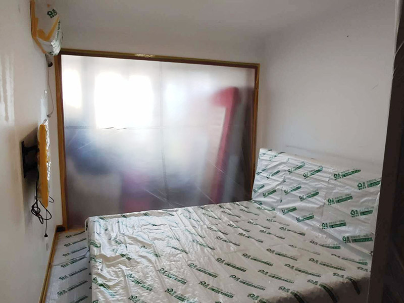 成品家具保護措施：各類裝修物料的進場、建筑裝修垃圾的清理都必須經過入戶門。在對物品進行搬運時，難免會與入戶門發生磕碰及摩擦。水電改造是基礎裝修，水電裝修的質量好壞，直接決定著后期的施工和使用。因此，在進行水電改造時，同樣需要做好成品保護工作。水電改造完成后，應當對各種管線進行規范的固定，以防脫落;對裸露的線頭要進行包裹，以防發生觸電的危險;做好地面裸線管的固定和保護，防止被踩壞。同時，在搬運物料時，也不要破壞地面鋪設的管線。進行裝修施工時，磁環邊鋪邊勾縫，在崗鋪設的瓷磚、地板上堆放雜物、走動踩踏，地板沒有使用成品保護膜覆蓋等都會影響瓷磚及地板的鋪貼效果，使瓷磚出現施工質量問題。