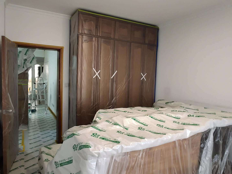 成品家具保護措施：各類裝修物料的進場、建筑裝修垃圾的清理都必須經過入戶門。在對物品進行搬運時，難免會與入戶門發生磕碰及摩擦。水電改造是基礎裝修，水電裝修的質量好壞，直接決定著后期的施工和使用。因此，在進行水電改造時，同樣需要做好成品保護工作。水電改造完成后，應當對各種管線進行規范的固定，以防脫落;對裸露的線頭要進行包裹，以防發生觸電的危險;做好地面裸線管的固定和保護，防止被踩壞。同時，在搬運物料時，也不要破壞地面鋪設的管線。進行裝修施工時，磁環邊鋪邊勾縫，在崗鋪設的瓷磚、地板上堆放雜物、走動踩踏，地板沒有使用成品保護膜覆蓋等都會影響瓷磚及地板的鋪貼效果，使瓷磚出現施工質量問題。