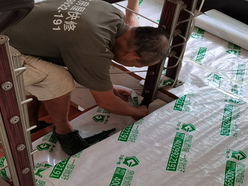 墻面翻新成品保護：家具搬放到房屋中央，對集中放置的家具進行整體保護，防止因墻面翻新而造成不必要的損壞；地板需要用專業的保護膜進行保護；對于不能移動的家具和家電，如空調等進行成品保護；尤其需要注意有插座、開關面板的位置，防止灰塵進入。 處理墻面出現的開裂、起翹等問題，若不做任何處理直接開始涂刷，使用專業的打磨機對墻面進行打磨處理，與一般打磨機不同的是，墻面打磨是無塵打磨，在打磨的過程中不會出現灰塵漫天的情況。