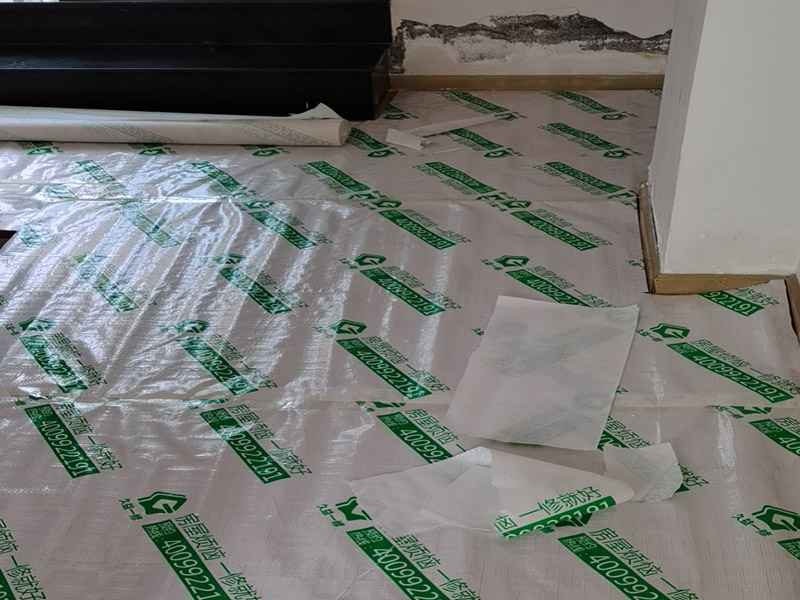 墻面翻新成品保護：家具搬放到房屋中央，對集中放置的家具進行整體保護，防止因墻面翻新而造成不必要的損壞；地板需要用專業的保護膜進行保護；對于不能移動的家具和家電，如空調等進行成品保護；尤其需要注意有插座、開關面板的位置，防止灰塵進入。 處理墻面出現的開裂、起翹等問題，若不做任何處理直接開始涂刷，使用專業的打磨機對墻面進行打磨處理，與一般打磨機不同的是，墻面打磨是無塵打磨，在打磨的過程中不會出現灰塵漫天的情況。