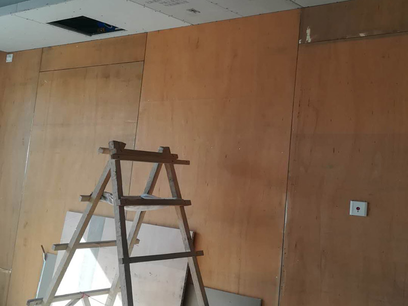 電視背景墻隔斷安裝:隔斷是劃分空間的貼心能手，而電視墻又是家中必備，電視墻與隔斷，它們并不是不相往來的獨(dú)立者，大可以合二為一，而這樣一個(gè)精心策劃的結(jié)合，帶來的是意想不到的滿意結(jié)果，電視墻隔斷設(shè)計(jì)解決了各種各樣的空間難題。將電視墻隔斷設(shè)計(jì)作為家中一個(gè)空間劃分的助手是近幾年的一個(gè)熱潮，電視墻隔斷既不會(huì)造成空間的堵塞也起到了一個(gè)過渡的作用，既美觀也達(dá)到了目的。