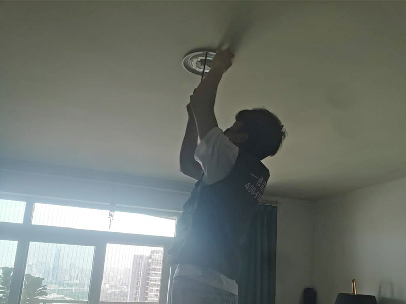 燈具安裝維修：打孔前確定安裝燈具的地方是橡膠板還是樓板，如果是帶孔的樓板，那么在打孔前注意選點，不要把孔打在樓板空的部位，否則安裝的燈具會不牢固；如果是橡膠板，只需量好尺寸即可。 燈要裝在正中央。如果是在客廳裝燈，可以通過借助電視機的中心點來確定燈具的安裝位置。 安裝燈具前必須依照安裝圖清點各種配件。配件缺失或是不吻合就無法安裝。 安裝時先確認墻內(nèi)預(yù)埋的電線線路走向，不能在安裝時打到電線。一旦碰到線路，不僅無法順利安裝，還要對線路進行維修。 安裝前檢查線路是否正常。