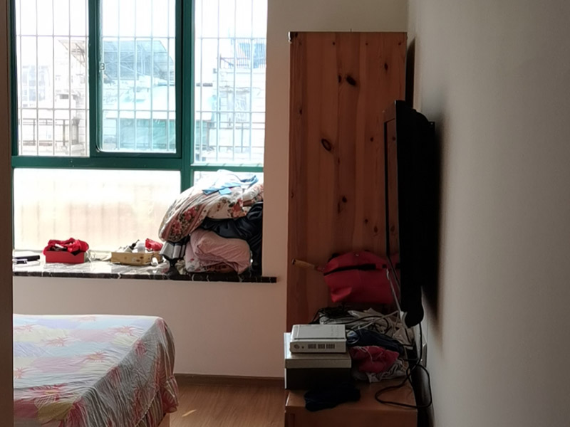 墻面翻新裝修:首先在做翻新的時候一定要把之前的墻面給處理干凈，粉化嚴重的一定要鏟除干凈。由于之前的墻面有刷過油漆和乳膠漆，所在做完鏟除后一定要做打磨處理，將原來墻體上的結(jié)實的表皮及浮沉全部清理掉，如果說墻體出現(xiàn)小部分的凹陷以及裂縫的話可以用膩子稍微填補一下。清理干凈的墻面一定要刷一道底漆，墻面底漆的主要作用就是抗堿防潮、封固基材、保護面漆、提高面漆的質(zhì)量以及遮蓋力。 在修補的過程中要是沒有做到全面，并且上漆過程已經(jīng)做了的話那就會顯得相當?shù)穆闊掀峁こ掏瓿珊蟮脑捲賹]有修補到的地方進行修補的話就會很難達到預想效果，最大的問題就是會導致色差的問題，所以在修補的時候一定要做到仔細、全面，不要為后面的工程造成負擔。