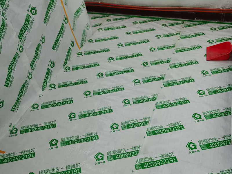 全屋成品保護：入戶門扇用公司統一的門貼進行全面包裹保護，用透明膠帶將保護膜粘貼牢固平整。 用標準保護膜將門框三面保護完整并固定牢固。 工程完工后拆除保護膜時如果有粘貼時的膠痕，應用酒精或專用的清污劑清除膠痕。 潔具安裝后將其用原包裝紙箱進行封閉或用闊達標準保護膜包裹嚴密。 花灑、龍頭等潔具五金用原產品配套的保護膜進行包裹或用成品保護膜包裹嚴密。 木地板施工前，將地面用吸塵器清理干凈。 木地板施工后，用產品自帶的防潮墊或標準保護在通道鋪貼進行保護。