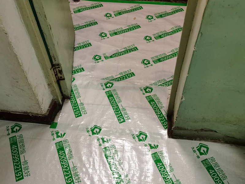 全屋成品保護：入戶門扇用公司統一的門貼進行全面包裹保護，用透明膠帶將保護膜粘貼牢固平整。 用標準保護膜將門框三面保護完整并固定牢固。 工程完工后拆除保護膜時如果有粘貼時的膠痕，應用酒精或專用的清污劑清除膠痕。 潔具安裝后將其用原包裝紙箱進行封閉或用闊達標準保護膜包裹嚴密。 花灑、龍頭等潔具五金用原產品配套的保護膜進行包裹或用成品保護膜包裹嚴密。 木地板施工前，將地面用吸塵器清理干凈。 木地板施工后，用產品自帶的防潮墊或標準保護在通道鋪貼進行保護。