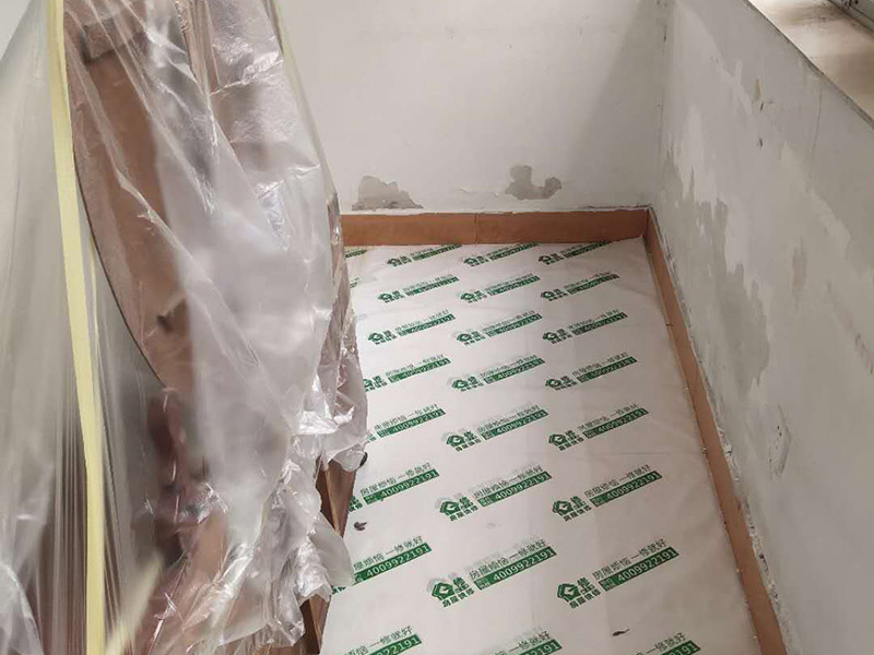 地板家具成品保護(hù)：各類裝修物料的進(jìn)場、建筑裝修垃圾的清理都必須經(jīng)過入戶門。在對物品進(jìn)行搬運(yùn)時(shí)，難免會與入戶門發(fā)生磕碰及摩擦。水電改造是基礎(chǔ)裝修，水電裝修的質(zhì)量好壞，直接決定著后期的施工和使用。因此，在進(jìn)行水電改造時(shí)，同樣需要做好成品保護(hù)工作。水電改造完成后，應(yīng)當(dāng)對各種管線進(jìn)行規(guī)范的固定，以防脫落;對裸露的線頭要進(jìn)行包裹，以防發(fā)生觸電的危險(xiǎn);做好地面裸線管的固定和保護(hù)，防止被踩壞。同時(shí)，在搬運(yùn)物料時(shí)，也不要破壞地面鋪設(shè)的管線。進(jìn)行裝修施工時(shí)，磁環(huán)邊鋪邊勾縫，在崗鋪設(shè)的瓷磚、地板上堆放雜物、走動踩踏，地板沒有使用成品保護(hù)膜覆蓋等都會影響瓷磚及地板的鋪貼效果，使瓷磚出現(xiàn)施工質(zhì)量問題。