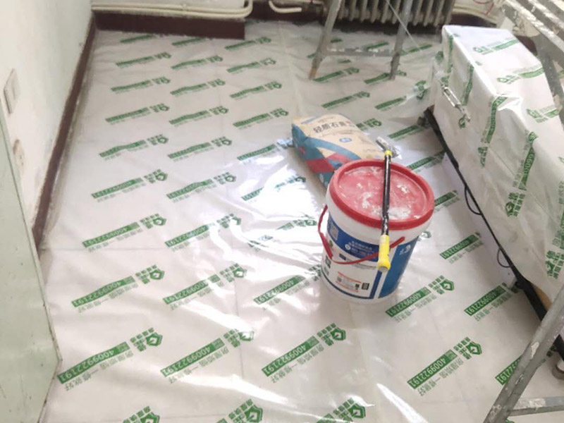 地板家具成品保護(hù)：各類裝修物料的進(jìn)場、建筑裝修垃圾的清理都必須經(jīng)過入戶門。在對物品進(jìn)行搬運(yùn)時(shí)，難免會與入戶門發(fā)生磕碰及摩擦。水電改造是基礎(chǔ)裝修，水電裝修的質(zhì)量好壞，直接決定著后期的施工和使用。因此，在進(jìn)行水電改造時(shí)，同樣需要做好成品保護(hù)工作。水電改造完成后，應(yīng)當(dāng)對各種管線進(jìn)行規(guī)范的固定，以防脫落;對裸露的線頭要進(jìn)行包裹，以防發(fā)生觸電的危險(xiǎn);做好地面裸線管的固定和保護(hù)，防止被踩壞。同時(shí)，在搬運(yùn)物料時(shí)，也不要破壞地面鋪設(shè)的管線。進(jìn)行裝修施工時(shí)，磁環(huán)邊鋪邊勾縫，在崗鋪設(shè)的瓷磚、地板上堆放雜物、走動踩踏，地板沒有使用成品保護(hù)膜覆蓋等都會影響瓷磚及地板的鋪貼效果，使瓷磚出現(xiàn)施工質(zhì)量問題。