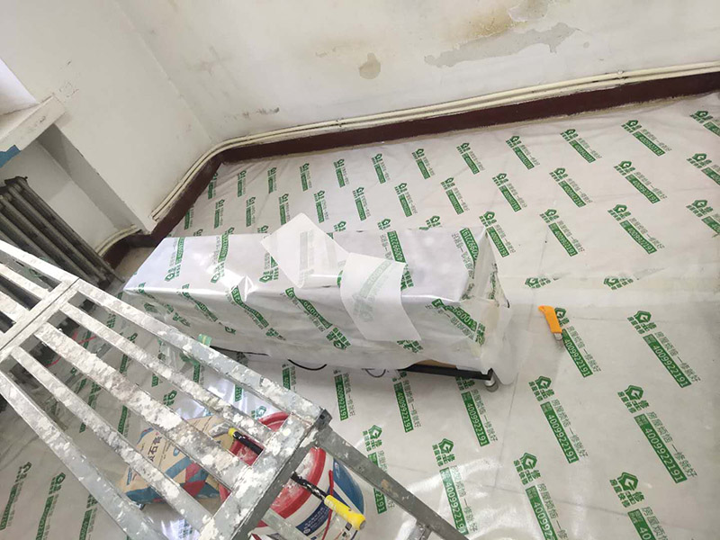 地板家具成品保護(hù)：各類裝修物料的進(jìn)場、建筑裝修垃圾的清理都必須經(jīng)過入戶門。在對物品進(jìn)行搬運(yùn)時(shí)，難免會與入戶門發(fā)生磕碰及摩擦。水電改造是基礎(chǔ)裝修，水電裝修的質(zhì)量好壞，直接決定著后期的施工和使用。因此，在進(jìn)行水電改造時(shí)，同樣需要做好成品保護(hù)工作。水電改造完成后，應(yīng)當(dāng)對各種管線進(jìn)行規(guī)范的固定，以防脫落;對裸露的線頭要進(jìn)行包裹，以防發(fā)生觸電的危險(xiǎn);做好地面裸線管的固定和保護(hù)，防止被踩壞。同時(shí)，在搬運(yùn)物料時(shí)，也不要破壞地面鋪設(shè)的管線。進(jìn)行裝修施工時(shí)，磁環(huán)邊鋪邊勾縫，在崗鋪設(shè)的瓷磚、地板上堆放雜物、走動踩踏，地板沒有使用成品保護(hù)膜覆蓋等都會影響瓷磚及地板的鋪貼效果，使瓷磚出現(xiàn)施工質(zhì)量問題。