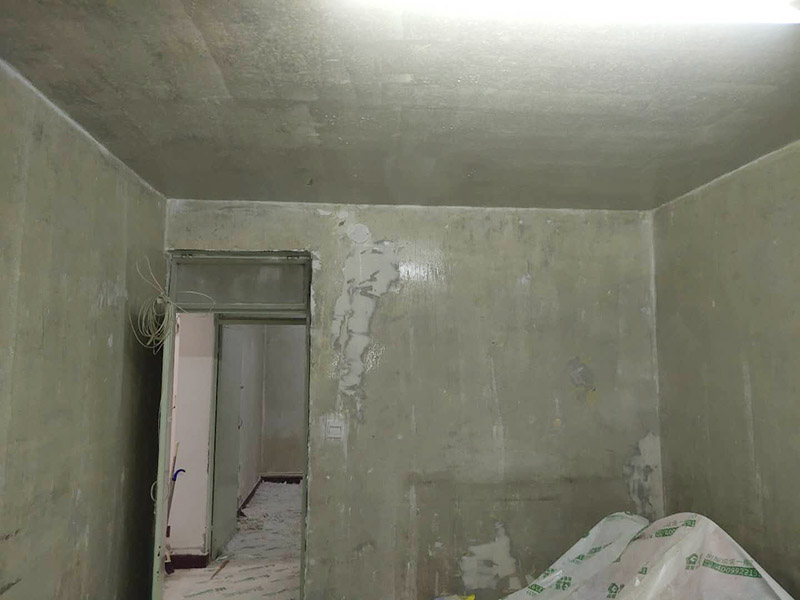 全屋墻面鏟除翻新：首先用水將墻面浸濕，這樣在鏟除墻面時(shí)比較省力，墻面必須要鏟到露出水泥砂漿面。然后是涂刷界面劑，一定要全部都刷到而且要均勻。墻面的裂縫通常都是用牛皮紙帶及白乳膠來(lái)貼住，但不能保證它能百分百不再開(kāi)裂。 如果墻面凹凸不平，那么就需要用石膏來(lái)找平，誤差最好不要超過(guò)0.5公分。非承重墻一般都是需要貼布的，所以最好選擇質(zhì)地好的墻布和白乳膠，有條件的話可以使用網(wǎng)格布，對(duì)于防裂效果會(huì)更好。 墻面在刷底漆時(shí)，一定要把每個(gè)地方都刷到并且要均勻。刷底漆要使用質(zhì)地好滾筒，以免影響到底漆涂刷的效果。在膩?zhàn)哟蚰ブ螅瑝γ娑紩?huì)留下一些比較難看的坑眼，特別是在刷漆后非常明顯，所以需要找補(bǔ)。在找補(bǔ)時(shí)一定要打磨平整，為了避免出現(xiàn)色差坑眼在底漆里多加一點(diǎn)水再涂刷。