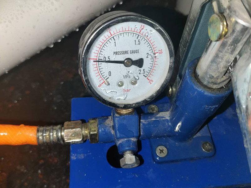 蹲便安裝,水管打壓維修:1、蹲便器的排污口和落水管的預留口涂上粘結劑或者膠泥。把蹲便器的排污口與落水管的預留口接駁好，校正蹲便器位置。砌磚固定蹲便器，要預留填碎石的缺口。 2、粘結劑干后，往蹲便器內試沖水，觀察接口是否漏水。在地面和蹲便器之間填入碎石土，嚴禁真入水泥混凝土。用磚封閉缺口。在磚外面批水泥砂漿貼上瓷磚。 3、與蹲便器相配合安裝的沖水閥分為：手壓式?jīng)_水閥和腳踏式?jīng)_水閥。 4、與蹲便器相配合安裝的水箱，水箱安裝高度距離便器水圈1.8米，水壓要求0.14-0.55Mpa。