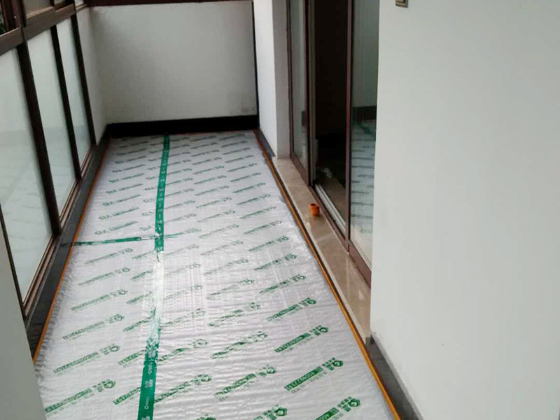 入戶門扇用公司統一的門貼進行全面包裹保護，用透明膠帶將保護膜粘貼牢固平整。 2、用標準保護膜將門框三面保護完整并固定牢固。 3、工程完工后拆除保護膜時如果有粘貼時的膠痕，應用酒精或專用的清污劑清除膠痕。