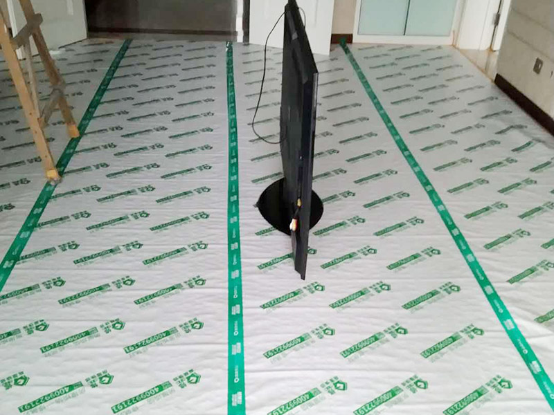 入戶門扇用公司統一的門貼進行全面包裹保護，用透明膠帶將保護膜粘貼牢固平整。 2、用標準保護膜將門框三面保護完整并固定牢固。 3、工程完工后拆除保護膜時如果有粘貼時的膠痕，應用酒精或專用的清污劑清除膠痕。