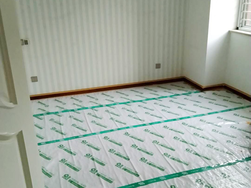 入戶門扇用公司統一的門貼進行全面包裹保護，用透明膠帶將保護膜粘貼牢固平整。 2、用標準保護膜將門框三面保護完整并固定牢固。 3、工程完工后拆除保護膜時如果有粘貼時的膠痕，應用酒精或專用的清污劑清除膠痕。