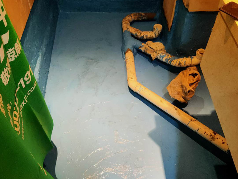 衛(wèi)生間地面防水處理：在進(jìn)行防水處理之前，一定先找平地面，如果地面不平或效果不好，可能造成因防水涂料薄厚不均而導(dǎo)致的開裂滲漏。地漏，墻角，管跟等接縫處要使用高彈性的柔性防水涂刷，因為衛(wèi)生間的墻與地面之間的接縫處會移位最容易滲水。 防水層做好后要留余一定的時間，讓防水層與建筑更好的融為一體，然后在防水層上做保護(hù)層在鋪地磚，施工過程中，可千萬馬虎不得。要盡量的保護(hù)防水層。 防水是隱蔽工程，后續(xù)的施工也有可能會破壞防水層，如果地磚已鋪設(shè)完畢，可千萬不要砸地磚，用專業(yè)的補縫防水材料，把所有的縫隙堵住做好防水就好了。也同樣適用于衛(wèi)生間防水層失效后防水工程。