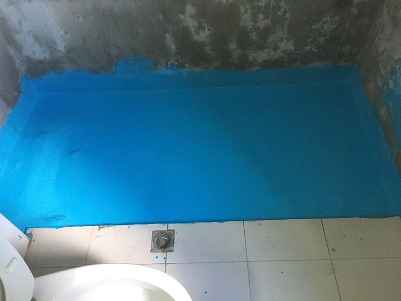 浴缸拆除防水案例：1.衛(wèi)生間地面先做找平。如果要更換衛(wèi)生間的地磚，在將原有地磚鑿去之后，一定要先用水泥砂漿將地面找平，然后再做防水處理。這樣可避免防水涂料因薄厚不均而造成滲漏。 2、接縫處要涂刷到位。衛(wèi)生間墻地面之間的接縫以及上下水管道與地面的接縫處，是最容易出現(xiàn)問題的地方。在施工中，一定要督促工人處理好這些邊角地方，將防水涂料涂抹“到位”。 3、墻面處理也很重要。在一般的衛(wèi)生間防水處理中，墻面上也要做大約30厘米高的防水涂料，以防積水滲透墻面。但如果是衛(wèi)生間的墻面是非承重的輕體墻，就要將整個墻面滿涂防水涂料。 4、防水實驗一定要做。在衛(wèi)生間施工完畢后，將衛(wèi)生間的所有下水堵住，并在門口砌一道25厘米高的“坎”，然后在衛(wèi)生間中灌入20厘米高的水。在24小時后，再檢查四周墻面和地面有無滲漏現(xiàn)象。這種24小時的防水實驗。