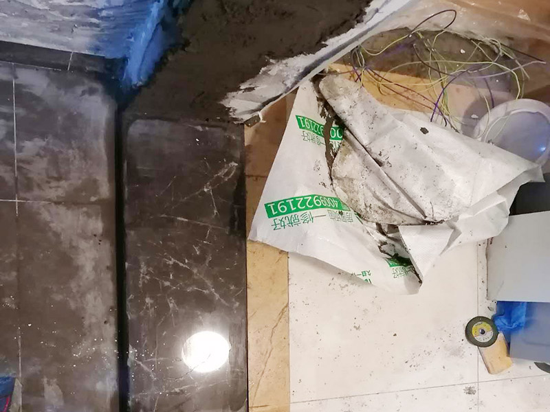 廚房局部改造：防水主要是要確保洗菜盆的位置和地面的傾角。前者最關鍵是做好接口的防水。用夾板做的櫥柜受水后通通氣就行了，但組合式的櫥柜受水后就會膨脹，致使其后表面防火板層脫離。因而櫥柜的座地部分一定要做10公分的磚臺，防水最有效。 舊廚房的內部結構相對要復雜一些。不僅是要請裝修公司對廚房進行丈量，還需要看看各種管道原來的位置是否合適，如果不合適則需要進行改動，則裝修公司會出一份廚房改造圖紙交給施工隊，由施工隊按圖紙進行必要的改造。