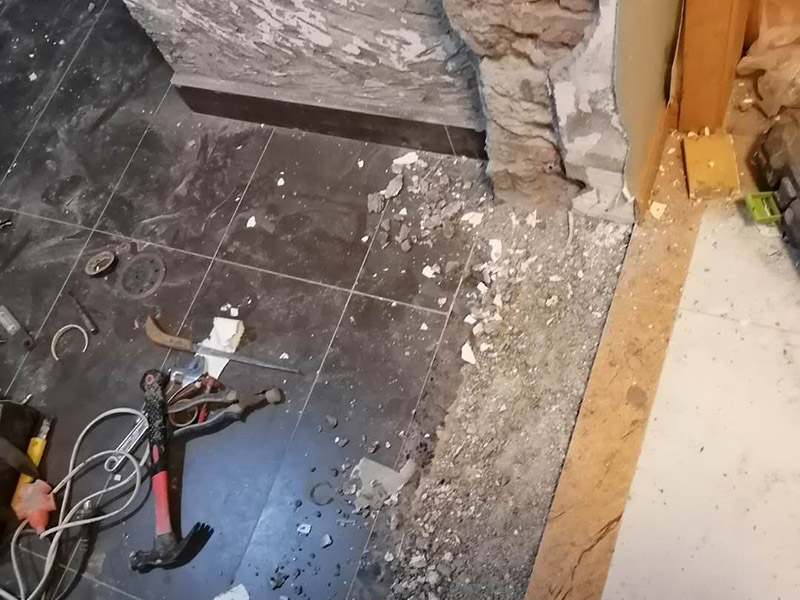 廚房局部改造：防水主要是要確保洗菜盆的位置和地面的傾角。前者最關鍵是做好接口的防水。用夾板做的櫥柜受水后通通氣就行了，但組合式的櫥柜受水后就會膨脹，致使其后表面防火板層脫離。因而櫥柜的座地部分一定要做10公分的磚臺，防水最有效。 舊廚房的內部結構相對要復雜一些。不僅是要請裝修公司對廚房進行丈量，還需要看看各種管道原來的位置是否合適，如果不合適則需要進行改動，則裝修公司會出一份廚房改造圖紙交給施工隊，由施工隊按圖紙進行必要的改造。