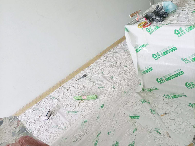 天花板翻新成品保護:檢查舊房墻面基層問題，對癥下藥施工，如果墻面裝修5年甚至10年以上，墻面有開裂，滲水，起皮或者之前有貼過墻紙的舊房，就需要將原墻紙撕掉，將墻面鏟至毛坯層，做鏟墻施工，如近幾年裝修過的房子，則不需要做鏟墻施工，墻面基層無明顯破損，打磨膩子或者重新批刮膩子，做乳膠漆施工即可。 成品保護：將房中小件物品搬移到柜子，儲物柜等不需要施工的位置，如樓梯間，衛生間等，利用專業的遮蔽保護膜貼在地面，包裝家具，避免施工期間對家中的物品造成損害和污染。