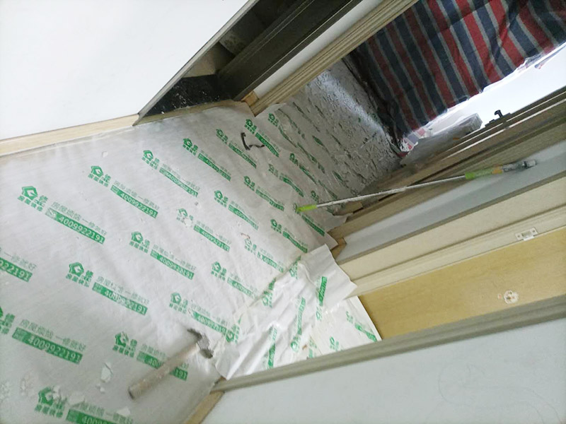 天花板翻新成品保護:檢查舊房墻面基層問題，對癥下藥施工，如果墻面裝修5年甚至10年以上，墻面有開裂，滲水，起皮或者之前有貼過墻紙的舊房，就需要將原墻紙撕掉，將墻面鏟至毛坯層，做鏟墻施工，如近幾年裝修過的房子，則不需要做鏟墻施工，墻面基層無明顯破損，打磨膩子或者重新批刮膩子，做乳膠漆施工即可。 成品保護：將房中小件物品搬移到柜子，儲物柜等不需要施工的位置，如樓梯間，衛生間等，利用專業的遮蔽保護膜貼在地面，包裝家具，避免施工期間對家中的物品造成損害和污染。