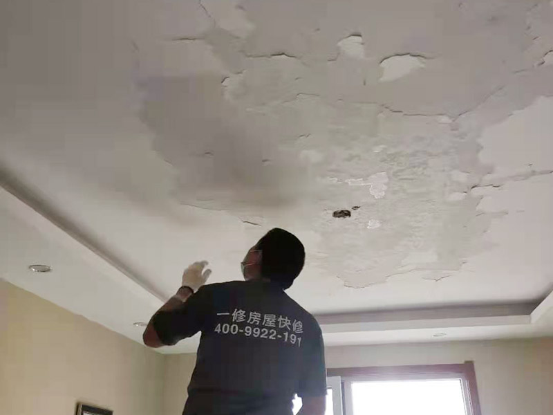 客廳天花板翻新：原有墻頂面有開發(fā)商粗略批蕩，局部肉眼就能看出凹凸不平的差距，有的施工隊(duì)為了趕工，施工方在做墻面找平時(shí)直接用膩?zhàn)佣鴽](méi)用石膏粉，省了一道程序，結(jié)果造成膩?zhàn)訉犹?而膩?zhàn)又荒芷鸬阶屍矫孀兊闷秸饣淖饔茫荒苡脕?lái)找誤差較大墻面的平整，所以膩?zhàn)诱移奖容^厚的地方就會(huì)陸續(xù)的脫落。 乳膠漆施工溫度低，未能形成連續(xù)的涂膜而龜裂，遇水即會(huì)脫落;基層疏松，有油污等污物，涂膜與基層粘附不好，造成剝落;基層批刮膩?zhàn)訌?qiáng)度低，膩?zhàn)訉游锤赏讣赐克⑷槟z漆;基層過(guò)于平滑，以造成涂膜附著力不好。剝落：防范：施工前先觀察一