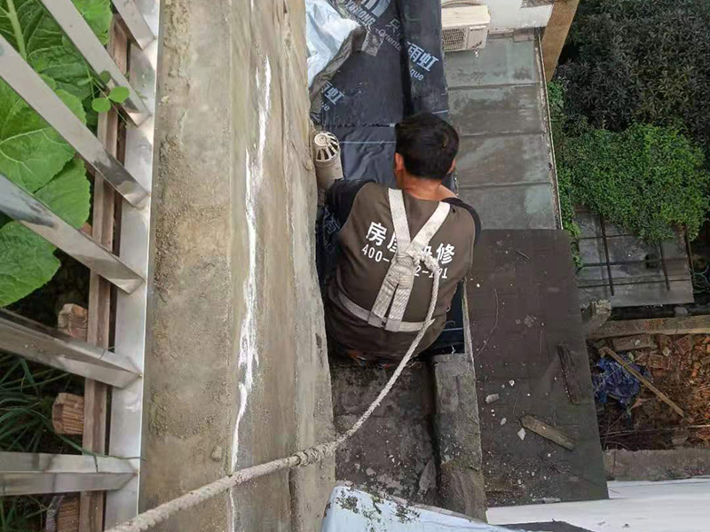 外墻露臺防水案例：陽臺做防水處理時，以免漏水造成下層住戶生活的不便，施工時要注意防水層厚度至少為5毫米，一般粉刷防水涂料2至3次即可。而在陽臺的地面與墻面的接縫處以及向上30厘米的這些地方，也需要粉刷防水涂料。另外需要注意的是，家庭陽臺裝修布置中不僅要做好防水材料涂刷工作，還要記得做出防水坡度，方便水流向排水口。