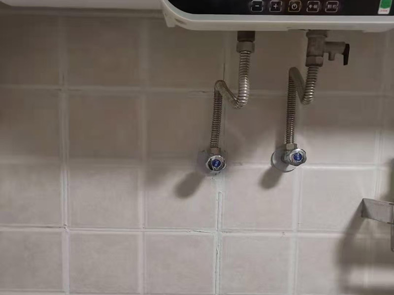 暗管漏水點檢測：驗證工作面頂棚成形質量，保證漏水點位置、管徑等符合設計圖紙；管縫防水的完整性，即漏水點位置選取符合規范要求； 1，關閉水管總閥。(即水bai表前面的水管開du關) 2，打開房間里zhi面的水龍頭20分鐘，dao確保沒水再滴后關閉所有的水龍頭。 3，關閉馬桶水箱和洗衣機等具有蓄水功能的設備進水開關。 4，打開水管總閥。 5，打開總閥后20分鐘查看水表是否走動，包括緩慢的走動。如果有走動，即為漏水了。如果沒有走動，可能沒事。