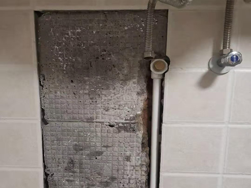 暗管漏水點檢測：驗證工作面頂棚成形質量，保證漏水點位置、管徑等符合設計圖紙；管縫防水的完整性，即漏水點位置選取符合規范要求； 1，關閉水管總閥。(即水bai表前面的水管開du關) 2，打開房間里zhi面的水龍頭20分鐘，dao確保沒水再滴后關閉所有的水龍頭。 3，關閉馬桶水箱和洗衣機等具有蓄水功能的設備進水開關。 4，打開水管總閥。 5，打開總閥后20分鐘查看水表是否走動，包括緩慢的走動。如果有走動，即為漏水了。如果沒有走動，可能沒事。