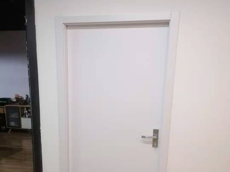 木門安裝服務：木門安裝的第一步是拼裝門套，要先將木門的門套和立板找出，依據反面編號對好接合口，其采口應在同一平面上，然后在接口處涂上膠水。在拼裝時，不要直接把螺絲打入門套內，應查看采口之間的尺度是否正確，接合處是否平坦結實再進行安裝。當門套拼接好之后，就需要將它放在門洞內，然后使用一些木條將它的四周進行固定，門套的雙面應與墻體保持在同一平面上。其次要查看門套的全體是否和地面垂直，門套的頂板和兩立板的兩個角是否直角，門套立板有無曲折。 接著需要安裝門扇，在這個步驟，需要注意的是其合頁槽與門扇兩邊的距離應以門扇高度的1/10為宜，合頁槽的深度以合頁的單片厚度為宜。如果門的重量較重，就需要安裝3個合頁。當合頁裝好以后，要再用螺絲將其固定。需要注意的是門套上的合頁要先只擰上一顆螺釘，然后關門查看門的左右和上面的縫隙是否相同，開啟是否靈敏，確認無誤后，再將其它的螺釘擰緊固定。