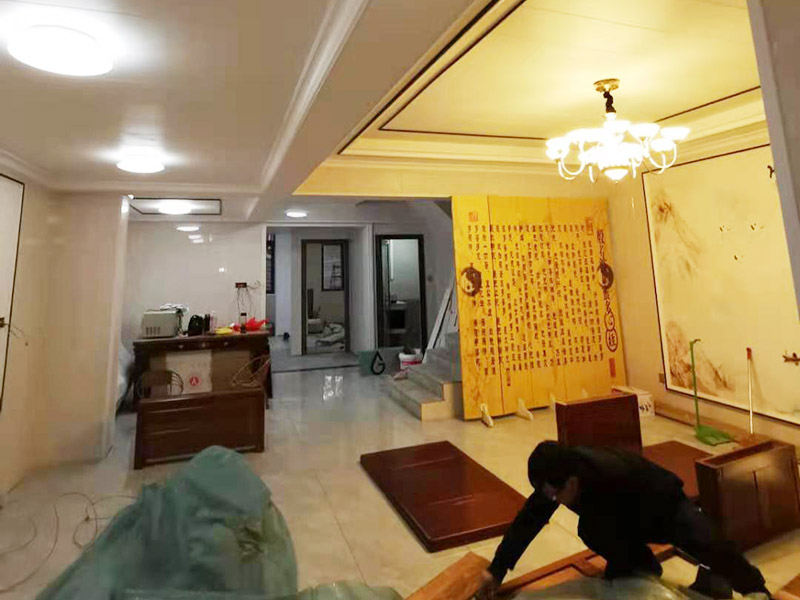 客廳造型安裝：客廳吊頂施工準(zhǔn)備,客廳吊頂施工準(zhǔn)備包含檢查設(shè)備管道是否安裝完畢、檢查結(jié)構(gòu)尺寸與設(shè)計圖是否相符、準(zhǔn)備好吊頂安裝材料和工具等工作。 安裝龍骨,龍骨分為兩個,分別是主龍骨和次龍骨。在進(jìn)行安裝時,要先將每條主龍骨吊到稍高于標(biāo)高線的位置上臨時固定,假如吊頂面積較大,可分成多個部分,依次吊裝。安裝完主龍骨之后,在安裝次龍骨就行了。