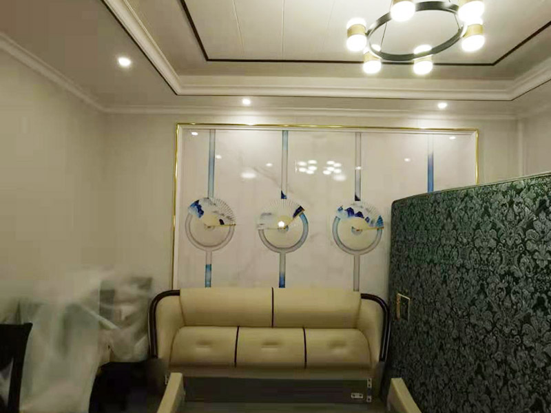 客廳造型安裝：客廳吊頂施工準(zhǔn)備,客廳吊頂施工準(zhǔn)備包含檢查設(shè)備管道是否安裝完畢、檢查結(jié)構(gòu)尺寸與設(shè)計圖是否相符、準(zhǔn)備好吊頂安裝材料和工具等工作。 安裝龍骨,龍骨分為兩個,分別是主龍骨和次龍骨。在進(jìn)行安裝時,要先將每條主龍骨吊到稍高于標(biāo)高線的位置上臨時固定,假如吊頂面積較大,可分成多個部分,依次吊裝。安裝完主龍骨之后,在安裝次龍骨就行了。