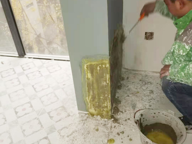 墻面局部修補：一定要做好基層的處理，如果您家是二次裝修墻面時，沒有將以前的老墻的墻皮鏟除干凈，或者是只鏟除了表層的膩子，那么修補墻面時，是會遺留下高低不平的部分墻皮的，此后，要是接著上刷界面劑或者膩子，那么很可能就會導致新刷的墻面出現(xiàn)開裂的情況。 需要鏟除到磚墻體的表面，然后進行全面的施工，進行翻新墻面，工程量是比較大的，完全適用于存在多處開裂、掉皮和起粉現(xiàn)象的墻面。
