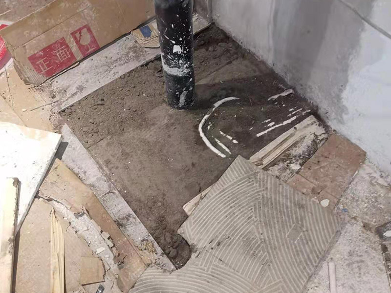 異形瓷磚鋪貼：首先應(yīng)除去基層表面的污垢，油漬，浮灰;除去基層上所有涂料層，膩?zhàn)訉?如果基層未能達(dá)到平整度要求，需對(duì)基層進(jìn)行預(yù)先的找平處理。對(duì)瓷磚的色彩、紋理、表面平整等進(jìn)行嚴(yán)格的挑選，然后按照?qǐng)D紙要求預(yù)鋪。對(duì)可能出現(xiàn)的尺寸、色彩、紋理誤差等進(jìn)行調(diào)整、交換，直至達(dá)到最佳效果。加水后將粘結(jié)劑漿料攪拌至潤(rùn)滑均勻，無(wú)明顯塊狀或糊狀結(jié)塊，攪拌后的漿料靜置5-10分鐘后再稍加攪拌1-2分鐘即可使用。在開(kāi)始鋪貼施工前，需要先清理瓷磚表面的浮灰，污垢等。將瓷磚平整地鋪貼在基層上，使用橡膠錘將瓷磚拍實(shí)鋪平。施工過(guò)程中，可小幅度轉(zhuǎn)動(dòng)瓷磚，使?jié){料與瓷磚背面充分接觸。