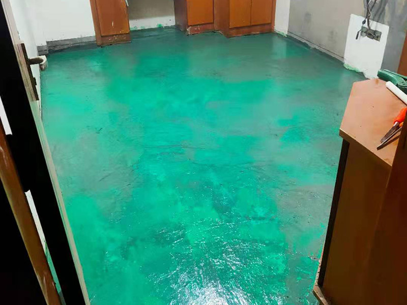 地面找平維修：1、如果地面平整度相對比較高，可以用鋪墊寶找平。比較省事，效果也好。地面平整度差的多了，建議不用鋪墊寶。因為鋪墊寶可以對地面有特別突出的，例如石子等，有調(diào)節(jié)作用，對于局部小范圍不平，沒法調(diào)節(jié)。弄不好，腳踩著還會發(fā)軟。 　　2、如果地面平整度差的不多，不用調(diào)節(jié)不同地面材料的高差，可以用水泥自流平來處理。厚度不高，施工質(zhì)量很好。 　　3、如果地面平整度差的比較多，建議用水泥沙漿找平，一次可以解決平整度和調(diào)整高差兩個問題。 　　4、如果地面的平整度誤差，只在局部范圍，也可以采用更靈活的辦法。在地板安裝前，請安裝工人，用快干粉之類的，實施局部找平，不影響安裝速度和質(zhì)量。