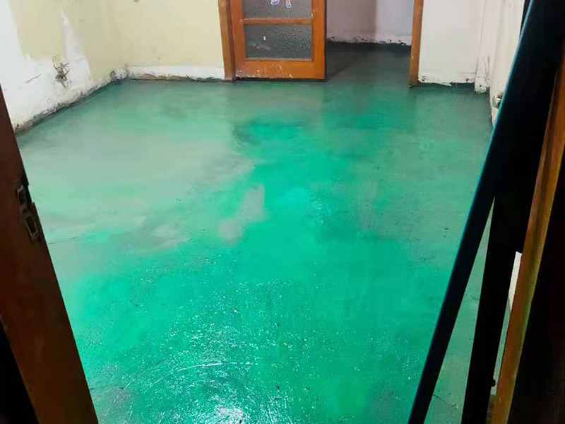 地面找平維修：1、如果地面平整度相對比較高，可以用鋪墊寶找平。比較省事，效果也好。地面平整度差的多了，建議不用鋪墊寶。因為鋪墊寶可以對地面有特別突出的，例如石子等，有調(diào)節(jié)作用，對于局部小范圍不平，沒法調(diào)節(jié)。弄不好，腳踩著還會發(fā)軟。 　　2、如果地面平整度差的不多，不用調(diào)節(jié)不同地面材料的高差，可以用水泥自流平來處理。厚度不高，施工質(zhì)量很好。 　　3、如果地面平整度差的比較多，建議用水泥沙漿找平，一次可以解決平整度和調(diào)整高差兩個問題。 　　4、如果地面的平整度誤差，只在局部范圍，也可以采用更靈活的辦法。在地板安裝前，請安裝工人，用快干粉之類的，實施局部找平，不影響安裝速度和質(zhì)量。