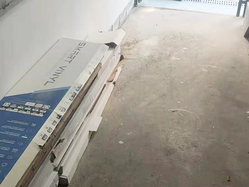 毛坯房地板鋪貼：先對地面進行找平，水平的誤差不能超過2毫米。地面要是不平，腳感就不好。再就是將邊、角部位等突起或有不平的地方進行局部修整。再鋪防潮層，防潮層可以防止以后地板受潮。鋪平，接縫處要并攏。然后就是安裝地板了，因為地板是要錯落安裝的，先預鋪一下，將部分地板一分為二，要按尺寸來鋸，萬一鋸多了，地板損耗就大了。因為地板有一定的膨脹率，因此鋪裝前要在其與墻面接觸的部位預留膨脹縫，以免地板起鼓。膨脹縫的大小一般和地板的膨脹系數有關系。