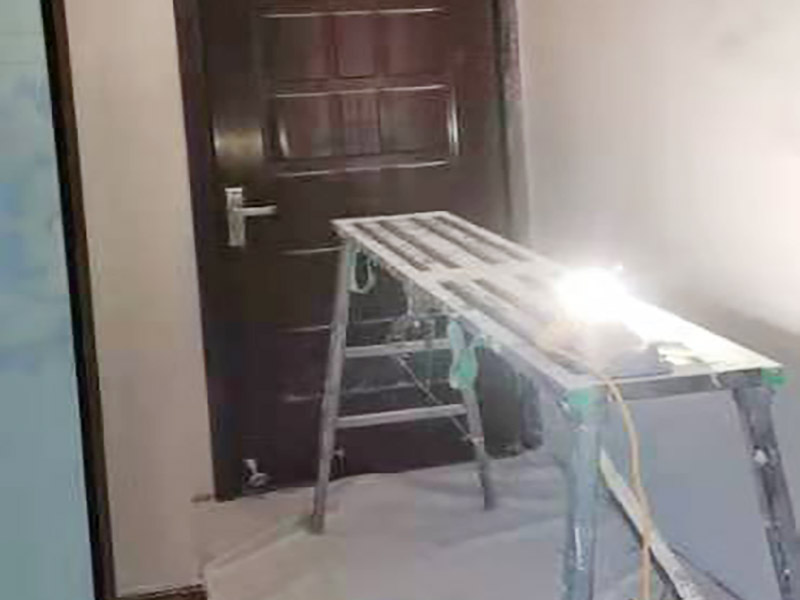 墻面刷新保護：舊墻的基礎處理主要是指根除墻面的原有裝飾，一般包含墻面原有墻面漆和膩子層的根除、原有木裝飾、原有其它外表裝飾物如墻紙等的鏟除等。濕潤原有墻面，墻面鏟除的會比較徹底。墻面的基礎處理要根據墻面的具體情況，具體施工（局部鏟除修補、鏟除至石膏層膩子、鏟除至原墻水泥層），以便靈活掌握預算和工期。