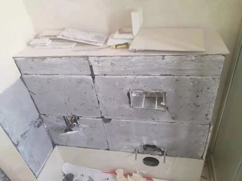 衛生間地面改造：對于衛生間改造，其次就是需要對其做相應的防水處理。因為在日常的家庭中，衛生間的水是處處可見的，非常潮濕。衛生間內的防水涂料是由地面延伸到墻面的，涂刷過程中精良的保證厚度均勻。還需要處理好地面和墻面交界處的各類管件的涂刷。待防水處理完全確定后，等待地面干透就可以做后續的工程了。這里要著重提醒，衛生間下水口位置的防水要特別處理好，保證今后的檢查與維修。
